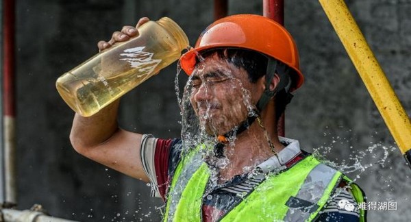 不堕吾辈青云志，甘逆狂风暴雨行